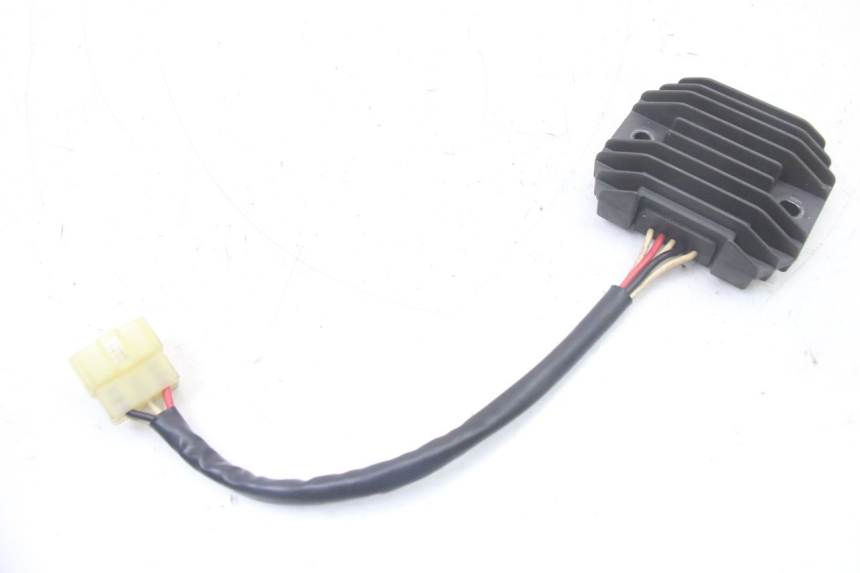photo de REGULATEUR CHARGE YAMAHA FZS FAZER 600 (2001 - 2003) - Zoom état d’usage