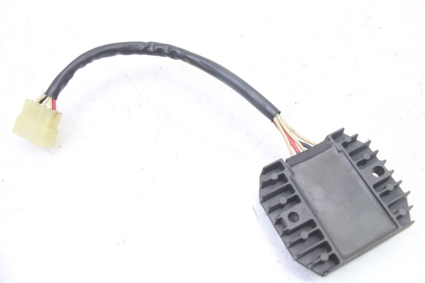 photo de REGULATEUR CHARGE YAMAHA FZS FAZER 600 (2001 - 2003) - Autre angle de vue