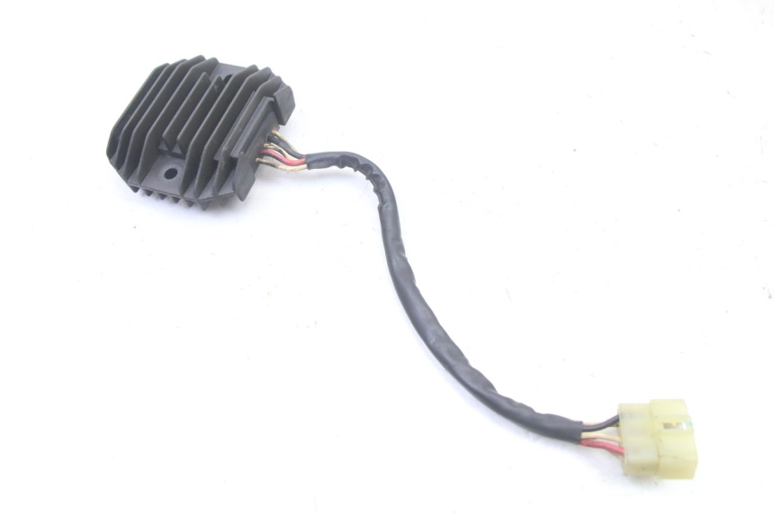 photo de REGULATEUR CHARGE YAMAHA FZS FAZER 600 (2001 - 2003) - Détail de la pièce