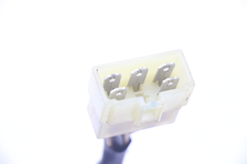 photo de REGULATEUR CHARGE YAMAHA FZS FAZER 600 (2001 - 2003) - Gros plan technique