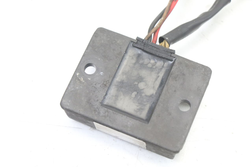 photo de REGULATEUR CHARGE YAMAHA SR 125 (1982 - 2003) - Gros plan technique