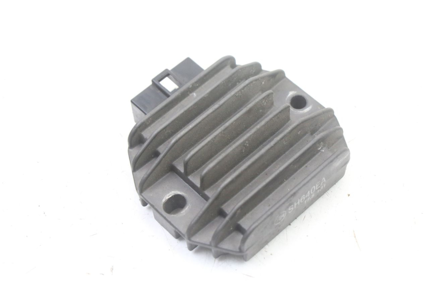 photo de REGULATEUR CHARGE YAMAHA YP MAJESTY 125 (2007 - 2010) - Détail de la pièce