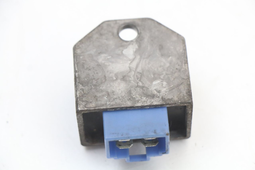 photo de REGULATEUR CHARGE YAMAHA YN NEO'S 50 (1997 - 2004) - Gros plan technique