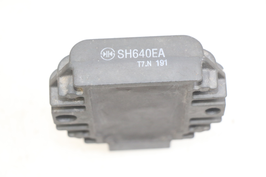 photo de RÉGULATEUR DE CHARGE YAMAHA YP MAJESTY 125 (1998 - 2001) - Détail de la pièce