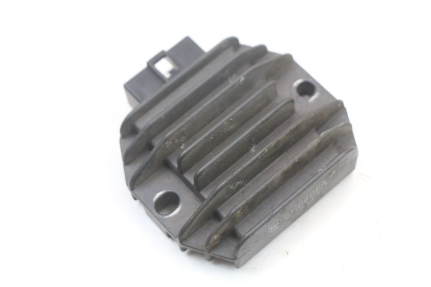 photo de REGULATEUR CHARGE YAMAHA YP MAJESTY 125 (2002 - 2006) - Détail de la pièce