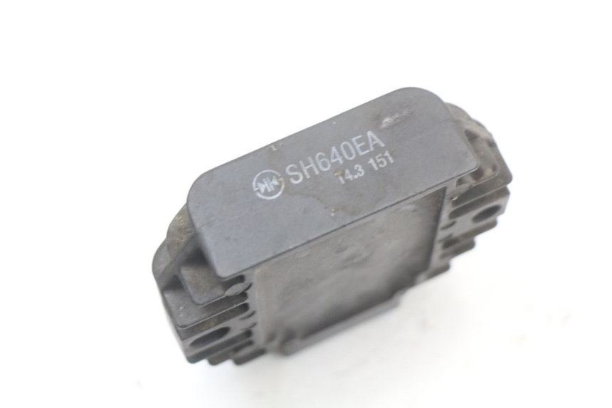 photo de REGULATEUR CHARGE YAMAHA YP MAJESTY 125 (2002 - 2006) - Gros plan technique