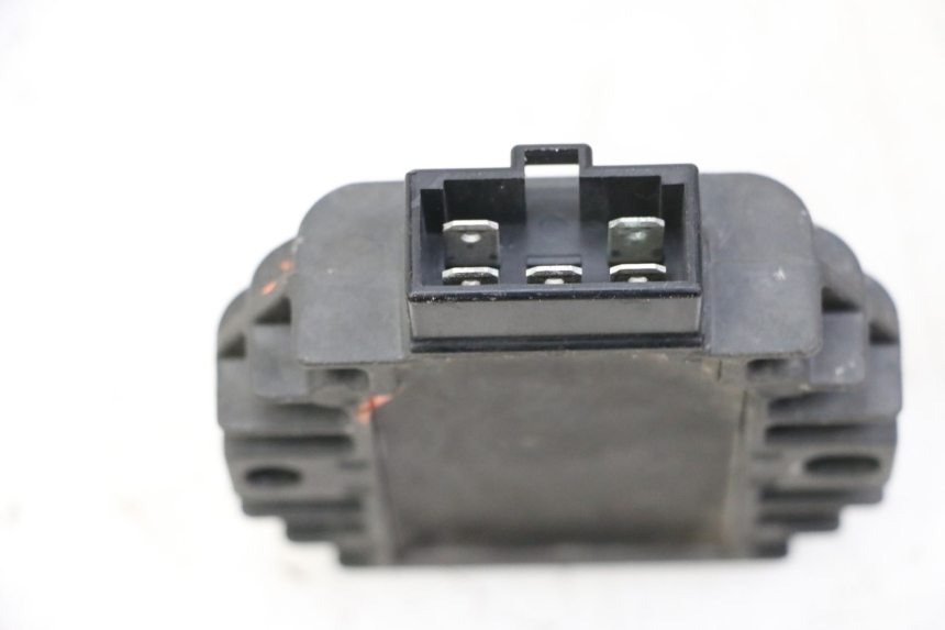 photo de REGULATEUR CHARGE YAMAHA YP MAJESTY 125 (2002 - 2006) - Détail de la pièce