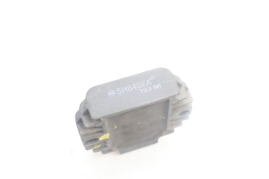 photo de REGULATEUR CHARGE YAMAHA YP MAJESTY 125 (2002 - 2006) - Gros plan technique