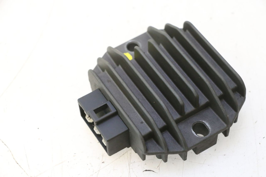 photo de RÉGULATEUR DE CHARGE YAMAHA YP MAJESTY 125 (1998 - 2001) - Autre angle de vue