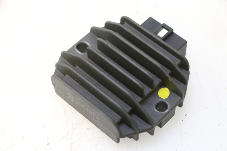 photo de RÉGULATEUR DE CHARGE YAMAHA YP MAJESTY 125 (1998 - 2001) - Gros plan technique