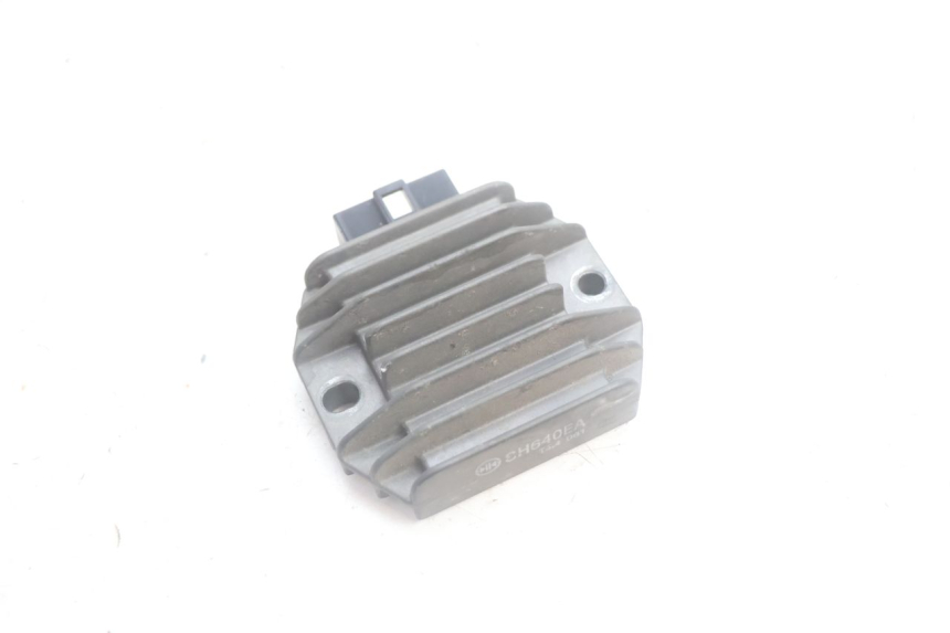 photo de REGULATEUR CHARGE YAMAHA YP MAJESTY 125 (2002 - 2006) - Détail de la pièce