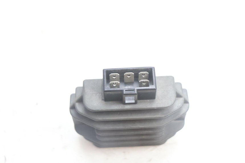 photo de REGULATEUR CHARGE YAMAHA YP MAJESTY 125 (2002 - 2006) - Gros plan technique