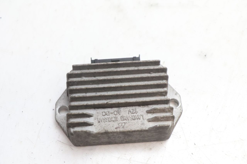 photo de REGULATEUR CHARGE PIAGGIO ZIP 2T 50 (2009 - 2019) - Détail de la pièce