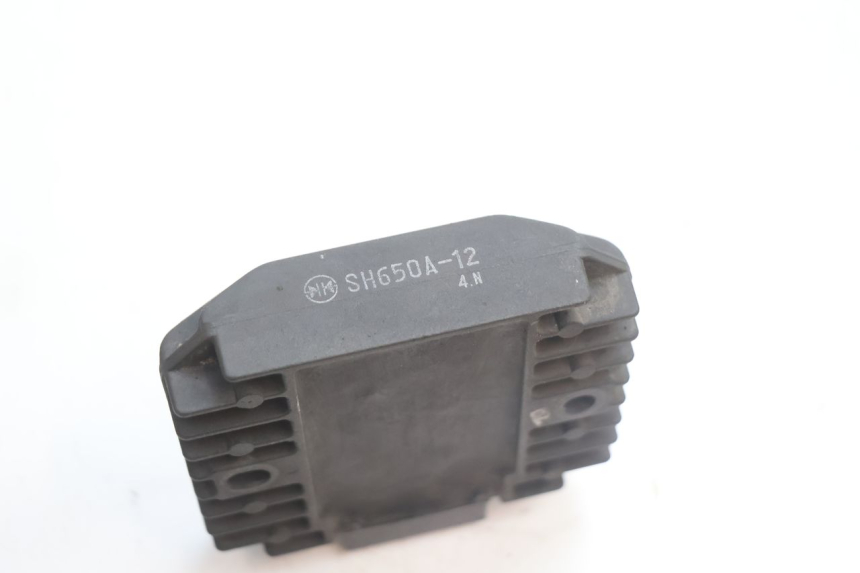photo de RÉGULATEUR DE CHARGE KAWASAKI ZX-6R ZX6R 600 (1995 - 1997) - Gros plan technique
