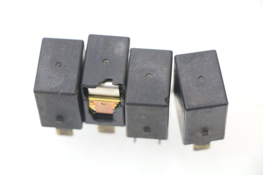 photo de RELAIS ELECTRIQUE HONDA FES PANTHEON 125 (2003 - 2007) - Détail de la pièce