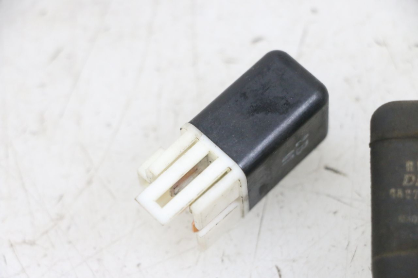 photo de RELAIS ELECTRIQUE KAWASAKI ZR 7 750 (1999 - 2004) - Autre angle de vue