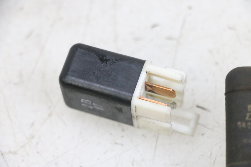 photo de RELAIS ELECTRIQUE KAWASAKI ZR 7 750 (1999 - 2004) - Gros plan technique