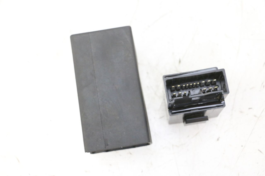 photo de RELAIS POMPE À ESSENCE YAMAHA MT-07 MT07 ABS 700 (2014 - 2017) - Gros plan technique