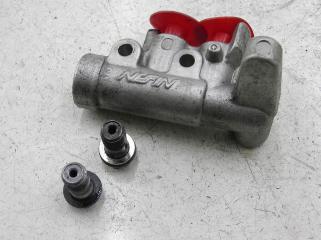 photo de REPARTITEUR FREIN HONDA FJS SILVER WING 600 (2003 - 2005) - Autre angle de vue