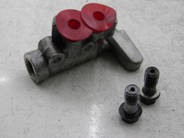 photo de REPARTITEUR FREIN HONDA FJS SILVER WING 600 (2003 - 2005) - Gros plan technique