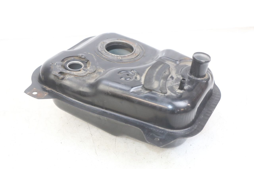 photo de RESERVOIR ESSENCE KYMCO AGILITY 16+ 4T 50 (2018 - 2023) - Gros plan technique