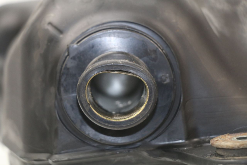 photo de RESERVOIR ESSENCE SUZUKI BURGMAN 650 (2002 - 2004) - Gros plan technique