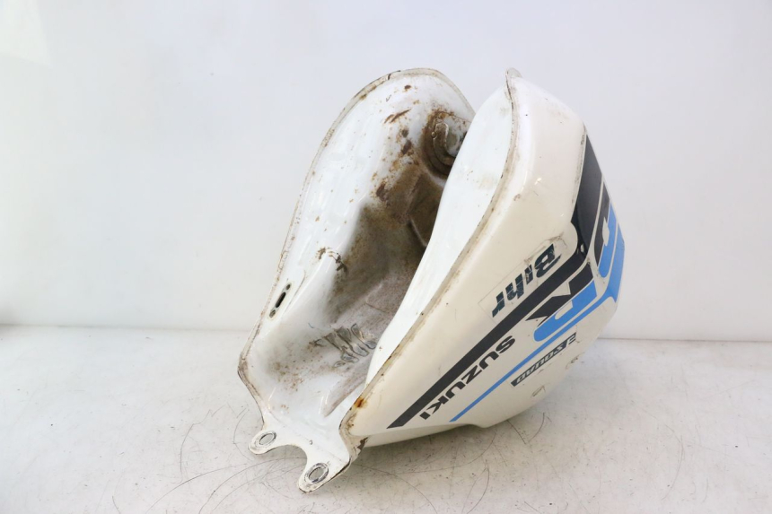 photo de RESERVOIR ESSENCE SUZUKI DR S 600 (1985 - 1989) - Gros plan technique