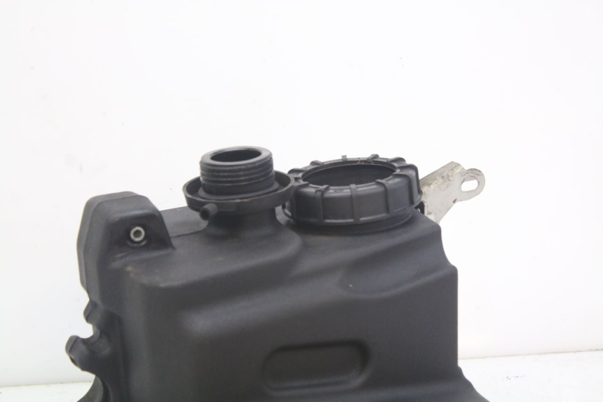 photo de RESERVOIR ESSENCE PEUGEOT GEOPOLIS RS 125 (2007 - 2009) - Autre angle de vue