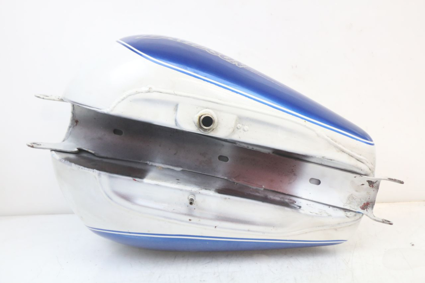 photo de RESERVOIR ESSENCE HARLEY DAVIDSON SPORTSTER XL CUSTOM 883 (1999 - 2006) - Détails caractéristiques