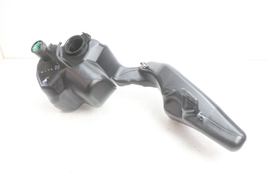 photo de RESERVOIR ESSENCE PIAGGIO LIBERTY 125 (1998 - 2008) - Gros plan technique