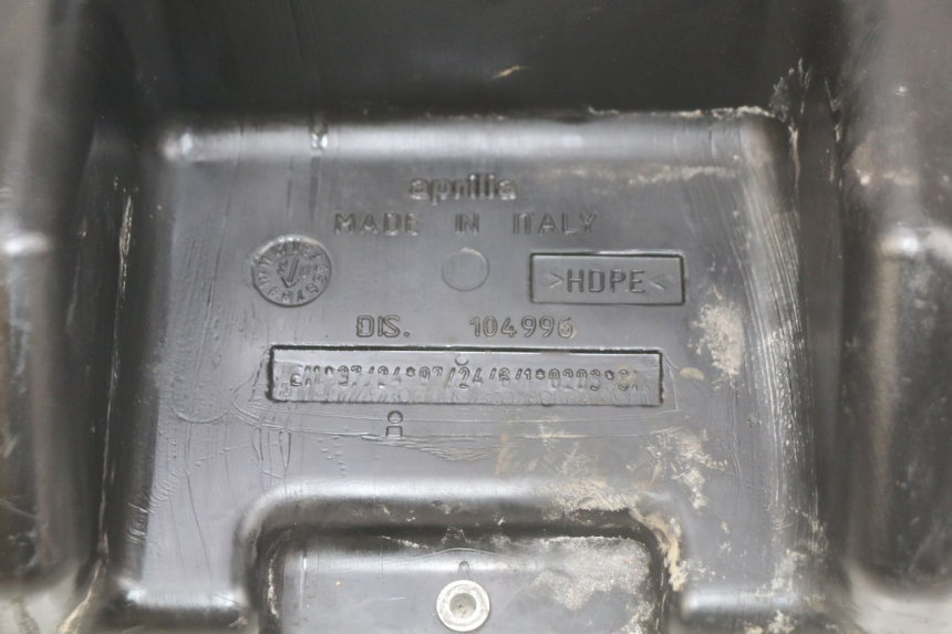 photo de RESERVOIR ESSENCE APRILIA SCARABEO 100 (2003 - 2012) - Gros plan technique