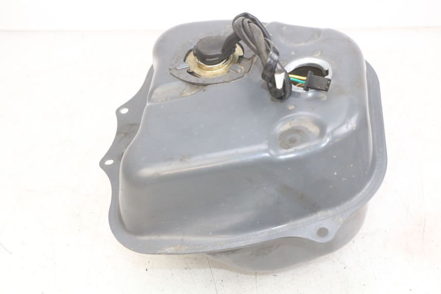 photo de RESERVOIR ESSENCE HONDA SCV LEAD 100 (2003 - 2007) - Gros plan technique