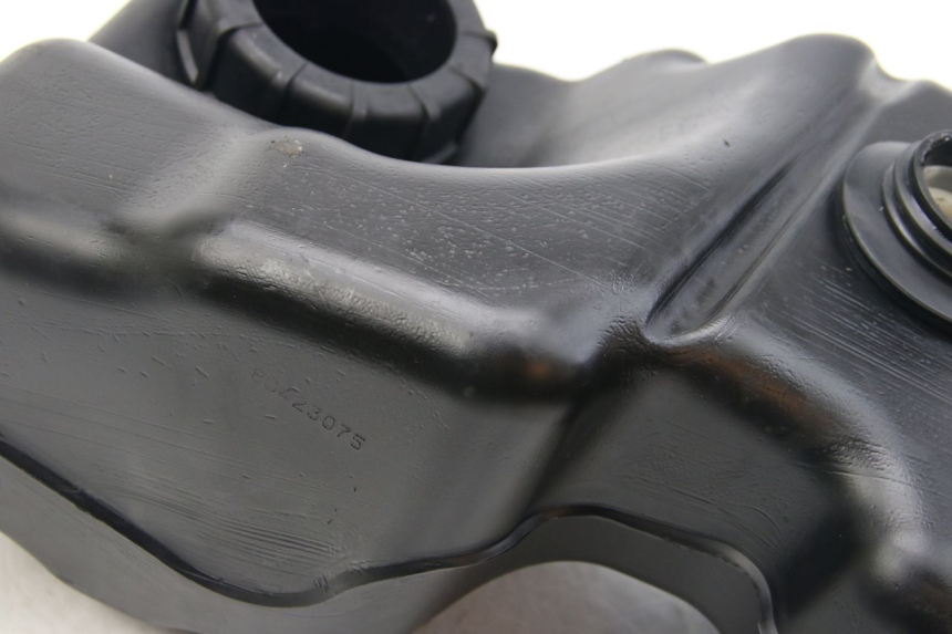 photo de RESERVOIR ESSENCE SUZUKI SIXTEEN 125 (2008 - 2010) - Gros plan technique