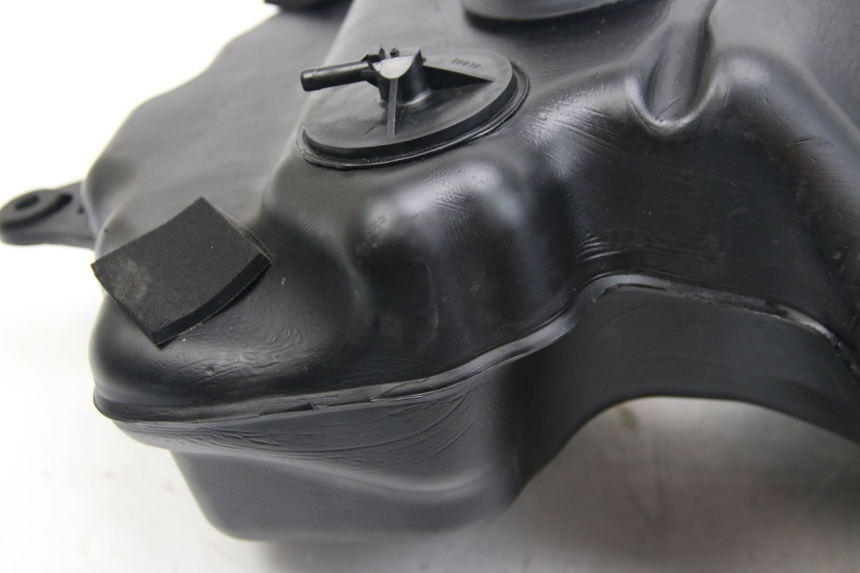 photo de RESERVOIR ESSENCE SUZUKI SIXTEEN 125 (2008 - 2010) - Marquages et références