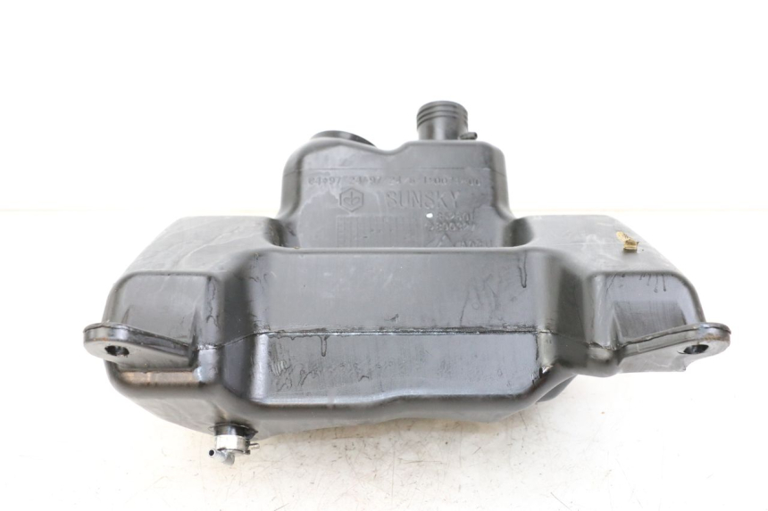 photo de RESERVOIR ESSENCE APRILIA SR MOTARD 50 (2012 - 2018) - Gros plan technique