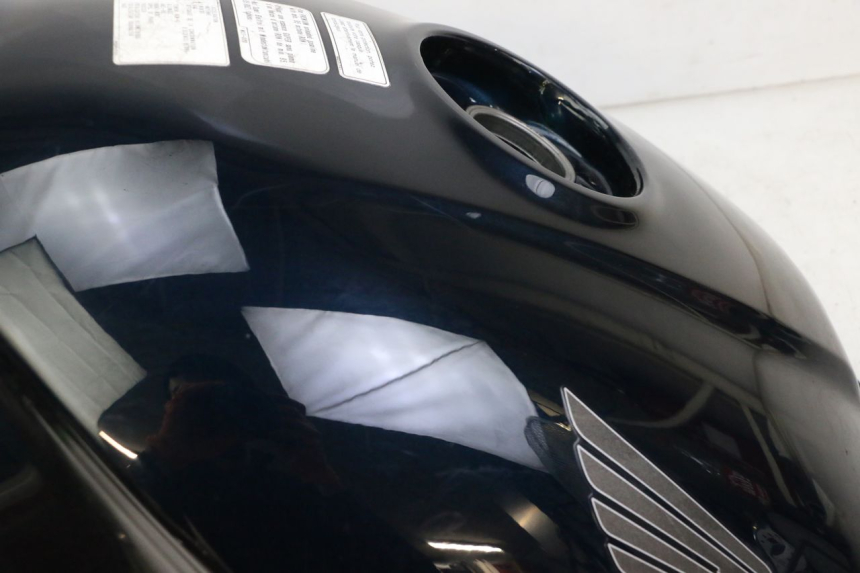 photo de RESERVOIR ESSENCE HONDA ST PAN EUROPEAN 1300 (2002 - 2013) - Gros plan technique
