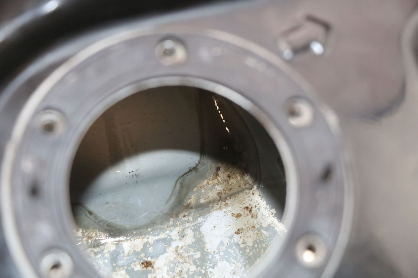 photo de RESERVOIR ESSENCE PEUGEOT TWEET 125 (2018 - 2021) - Gros plan technique