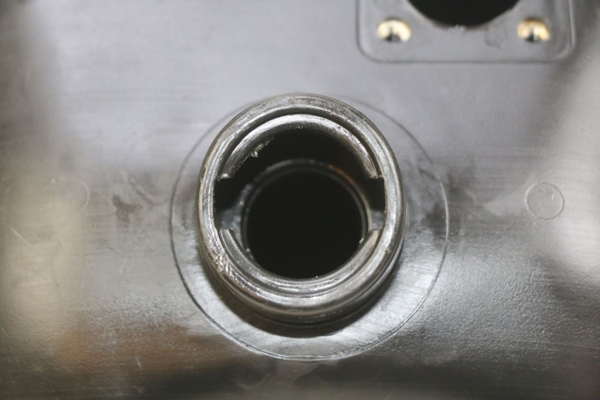 photo de RESERVOIR ESSENCE PEUGEOT V-CLIC VCLIC 50 (2007 - 2013) - Gros plan technique