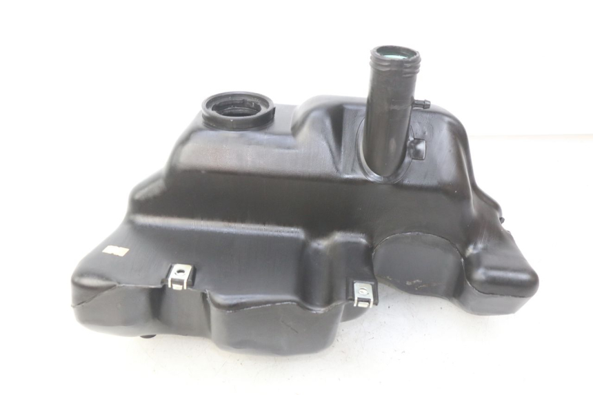 photo de RESERVOIR ESSENCE PIAGGIO VESPA S 2T 50 (2007 - 2014) - Gros plan technique