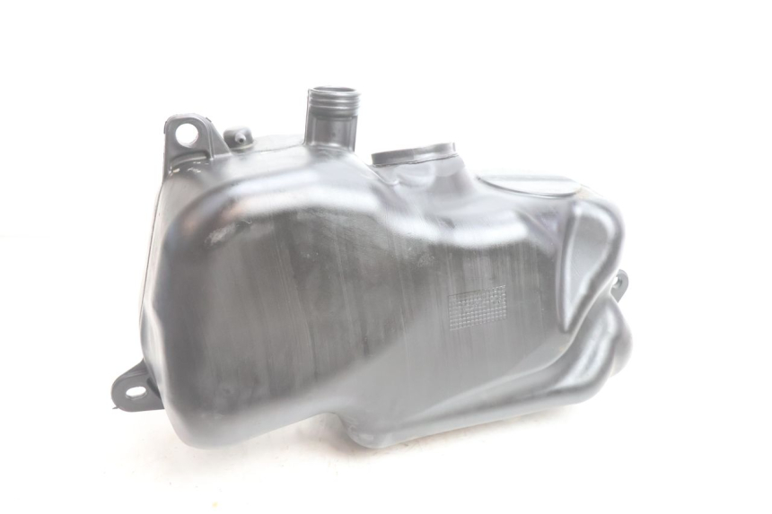 photo de RESERVOIR ESSENCE PIAGGIO X8 STREET 125 (2006 - 2007) - Gros plan technique
