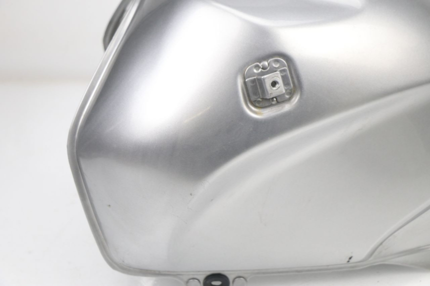 photo de RESERVOIR ESSENCE HONDA XLV VARADERO 125 (2000 - 2006) - Détails caractéristiques
