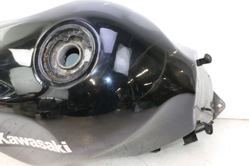 photo de RESERVOIR ESSENCE KAWASAKI ZZR 600 (1995 - 2004) - Détails caractéristiques