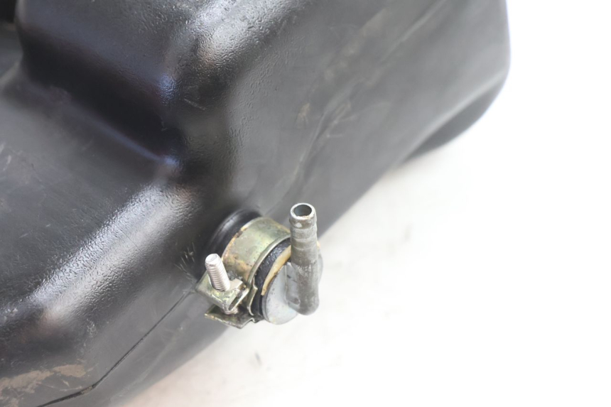 photo de RESERVOIR HUILE PIAGGIO FLY 2T 50 (2004 - 2017) - Autre angle de vue