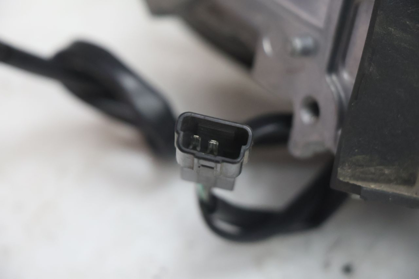 photo de RETROVISEUR DROIT SUZUKI BURGMAN EXECUTIVE ABS 650 (2006 - 2012) - Points de fixation