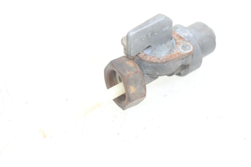 photo de ROBINET RESERVOIR HONDA CM 125 (1983 - 2003) - Gros plan technique