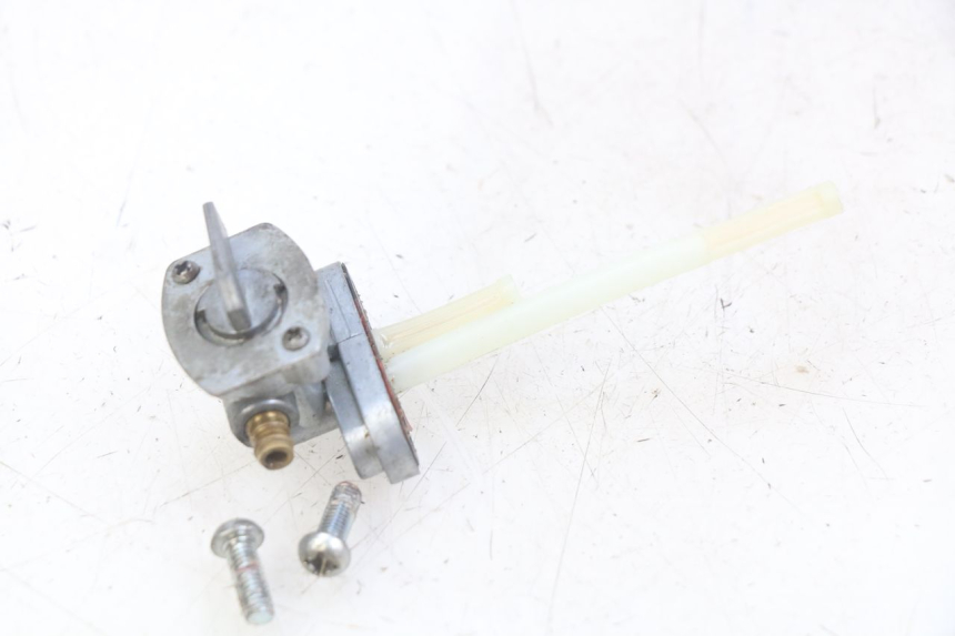 photo de ROBINET RESERVOIR LONCIN DIRT BIKE 125 - Gros plan technique