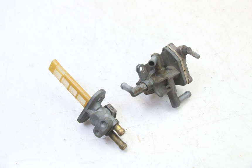 photo de ROBINET RESERVOIR SUZUKI GS GSE 500 (2001 - 2003) - Zoom état d’usage