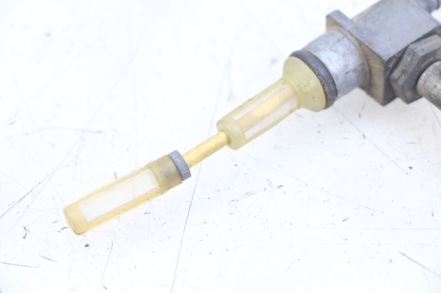 photo de ROBINET RESERVOIR PEUGEOT LUDIX 50 (2005 - 2007) - Gros plan technique