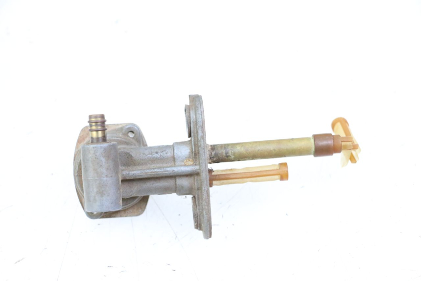 photo de ROBINET RESERVOIR YAMAHA PW 80 (1983 - 2014) - Gros plan technique