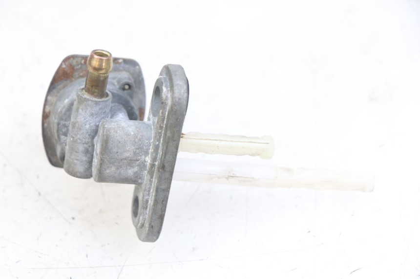 photo de ROBINET RESERVOIR YAMAHA PW 80 (1983 - 2014) - Gros plan technique